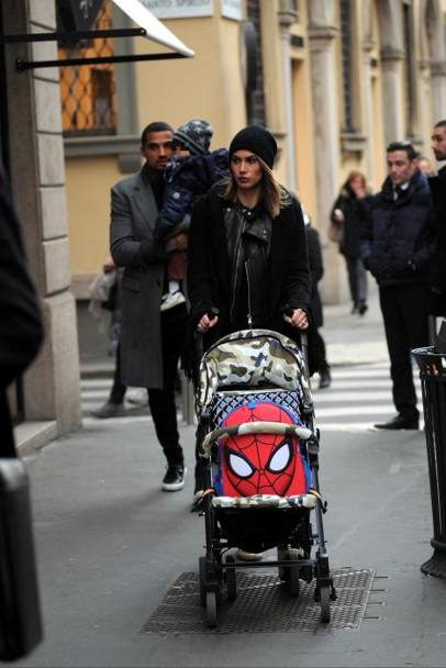 Passeggiata in centro Milano per Melissa Satta e Kevin-Prince Boateng. Con loro anche il piccolo Maddox (Olycom)